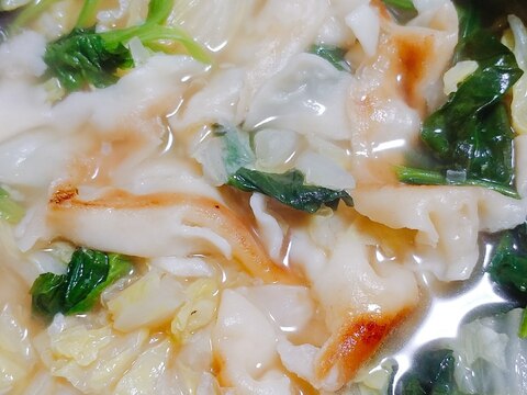 白菜とほうれん草の焼き餃子スープ